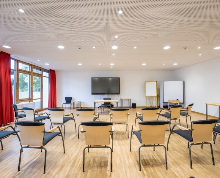 8 large meeting rooms 