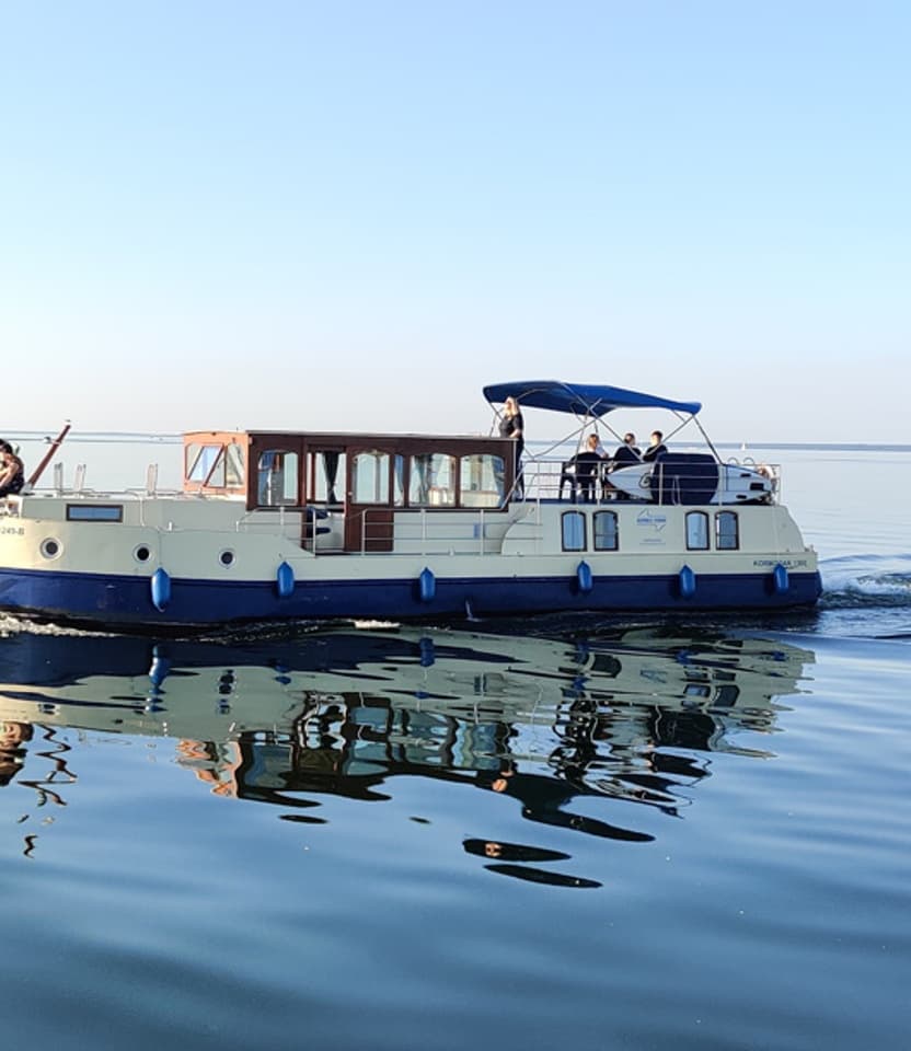 Houseboat trip